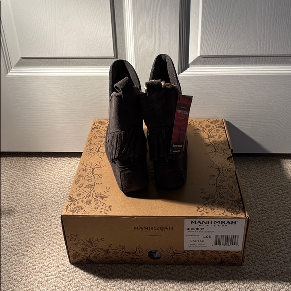 NWT Manitobah Mukluks Gray Suede Fringe Moccasin “Okotos” Boots Wmns Size 6 - Picture 4 of 7